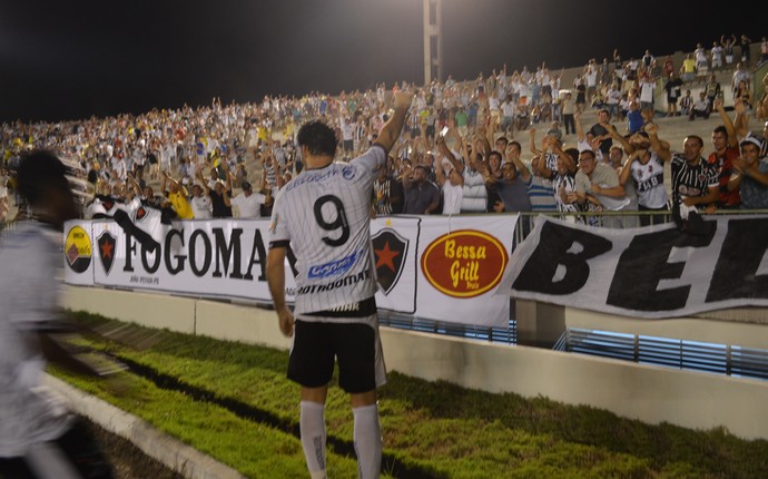 Frontini, atacante do Botafogo-PB,. comemorando o gol junto à torcida, no empate por 2 a 2 com o Salgueiro (Foto: Amauri Aquino / GloboEsporte.com/pb)