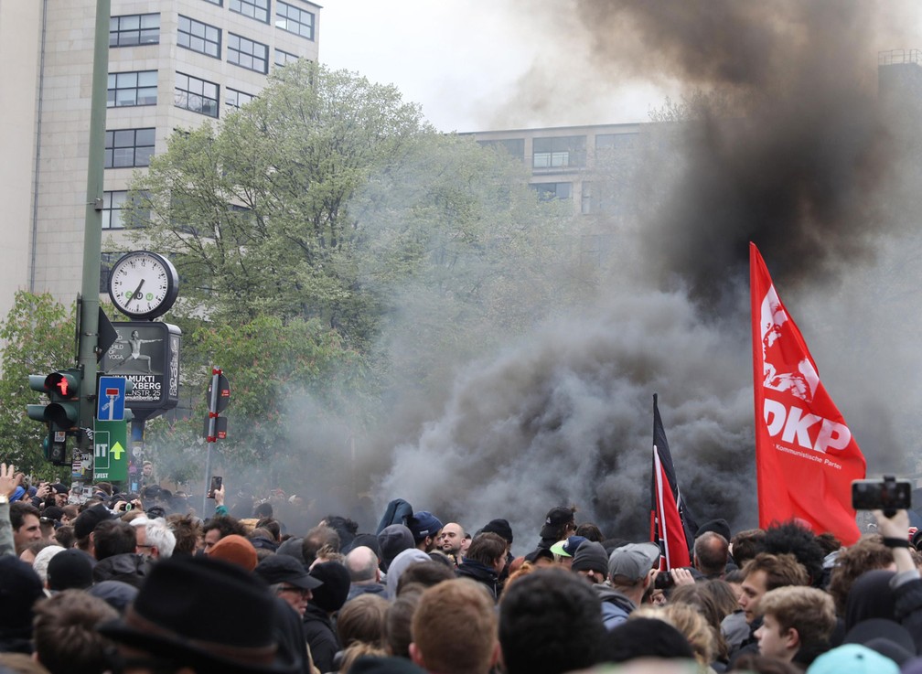 Manifestão de grupos de esquerda tem bombas de fumaça durante o Dia do Trabalhador em no distrito de Kreuzberg, em Barlim, Alemanha, nesta segunda-feira, dia 1º de maio de 2017 (Foto: Christian Mang/Reuters)