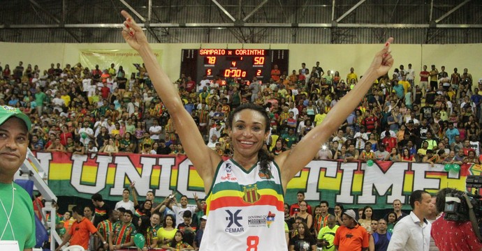 Ala maranhense Iziane Castro foi eleita a melhor jogadora da finais da LBF 2015/2016 (Foto: De Jesus / O Estado)