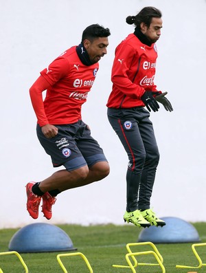 Com rotina leve, Valdivia e Aránguiz se juntam a elenco do Chile em Santiago