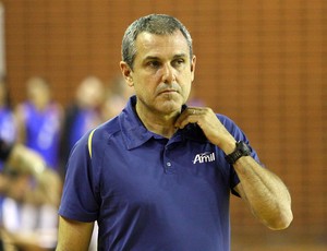 José Roberto Guimarães é o técnico de Campinas (Foto: Felipe Christ/Amil)