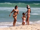 Daniella Sarahyba exibe corpão em praia com a filha no Rio