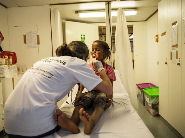 Criança é atendida após resgate (Foto: Anna Surinyach/MSF) Criança é atendida após resgate (Foto: Anna Surinyach/MSF)
