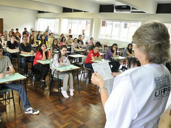 Estudantes no vestibular 2012/2013 da UFPR (Foto: Leonardo Bettinelli/ UFPR/ Divulgação)