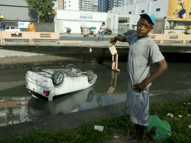 Jovem socorreu a mulher que estava presa pelo cinto de segurança. (Foto: Kety Marinho/Globo Nordeste) Jovem socorreu a mulher que estava presa pelo cinto de segurança. (Foto: Kety Marinho/Globo Nordeste)