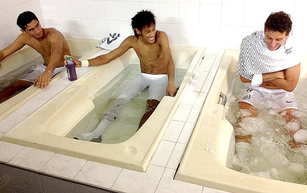 Neymar durante tratamento em banheira com gelo ao lado de Ganso e Elano (Foto: Divulgação / Site Oficial do Neymar)