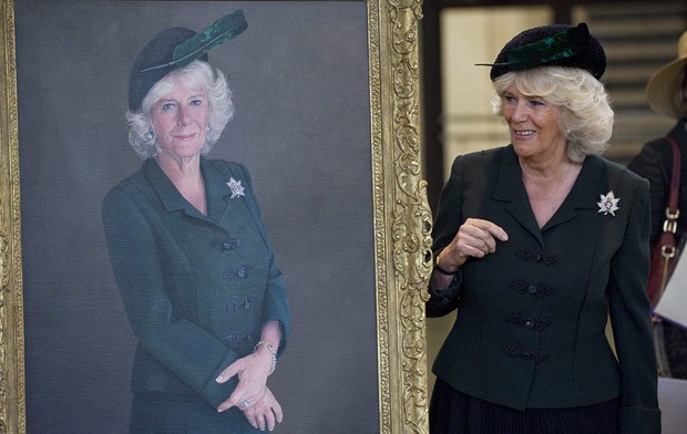 A duquesa Camilla recebeu um retrato como presente em visita ao Canadá (Foto: Aaron Vincent Elkaim/AP)