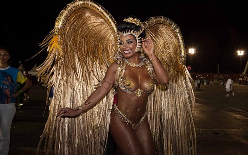 Cinthia Santos desfila como rainha de bateria da Águia de Ouro