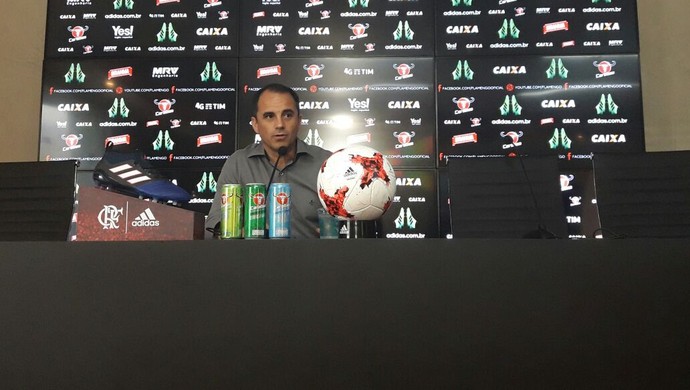 Rodrigo Caetano concedeu coletiva nesta segunda-feira e tratou do pênalti a favor do Vasco (Foto: Bruno Giufrida/GloboEsporte.com) Rodrigo Caetano concedeu coletiva nesta segunda-feira e tratou do pênalti a favor do Vasco (Foto: Bruno Giufrida/GloboEsporte.com)