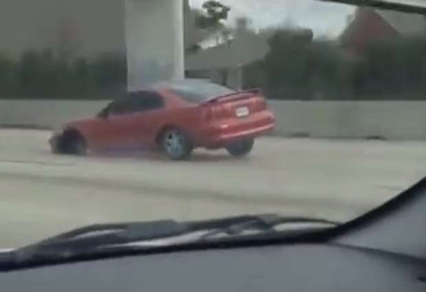 Americano flagrou motorista dirigindo Mustang sem uma das rodas em rua nos EUA (Foto: Reprodução/YouTube/Gas Of Mass)