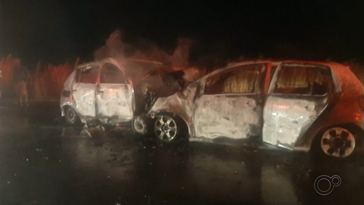 Carros batem de frente e pegam fogo em Macatuba três pessoas morreram