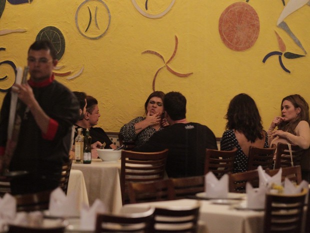 Juliana Paes com o marido, Carlos Eduardo Baptista, Preta Gil e Carolina Dieckmann em churrascaria na Zona Oeste do Rio (Foto: Delson Silva/ Ag. News)
