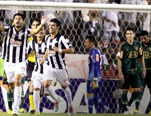 Pedro Benitez comemora o segundo gol do Libertad contra o Palmeiras (Foto: Reuters)