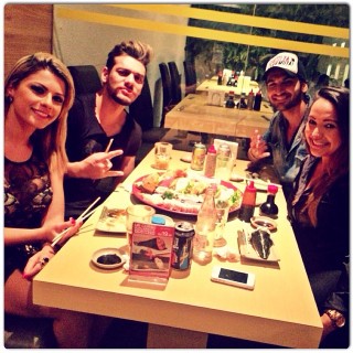 Babi Rossi e Lucas Lucco em jantar com amigos (Foto: Instagram/ Reprodução)