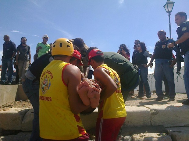 Corpo de Bombeiros e GTA auxiliaram no resgate da jovem (Foto: Geörge Gabardine/Divulgação) Corpo de Bombeiros e GTA auxiliaram no resgate da jovem (Foto: Geörge Gabardine/Divulgação)
