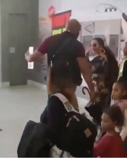 Beyoncé e Jay Z desembarcam na África com os filhos (Foto: Instagram) Beyoncé e Jay Z desembarcam na África com os filhos (Foto: Instagram)