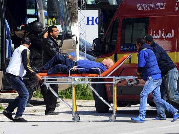 Homem é retirado do museu Bardo, em Tunis, depois do ataque promovido por homens armados nesta quarta-feira (18) (Foto: AP Photo/Salah Ben Mahmoud)