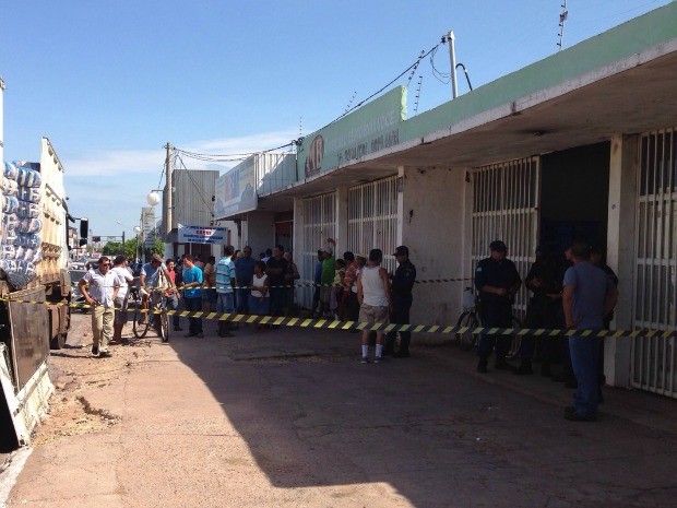 Homem foi atingido por tiros dentro do local de trabalho (Foto: Michelle Machado/G1 MS)