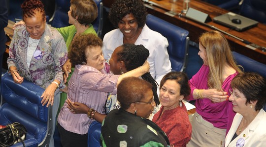 Domésticas comemoram aprovação da PEC das Domésticas no Senado (Foto: José Cruz / Agência Brasil)