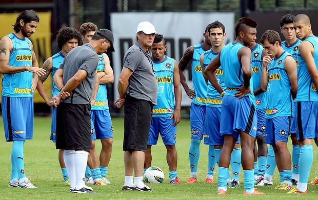 Oswaldo de Oliveira no treino do Botafogo com os jogadores (Foto: Satiro Sodré / Agif) Oswaldo de Oliveira no treino do Botafogo com os jogadores (Foto: Satiro Sodré / Agif)