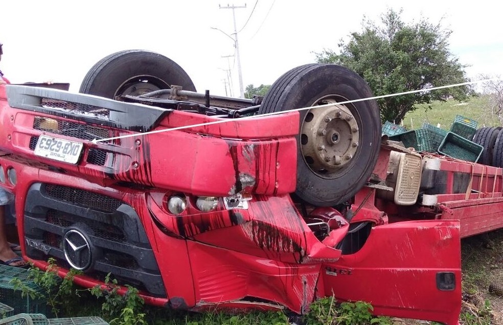 Caminhão ficou virado após tombar na RN 093, em São José de Campestre (Foto: O Paralelo)