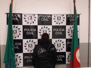 Mulher de 18 anos foi presa em flagrante por tentativa de homicídio (Foto: Polícia Civil/Divulgação) Mulher de 18 anos foi presa em flagrante por tentativa de homicídio (Foto: Polícia Civil/Divulgação)