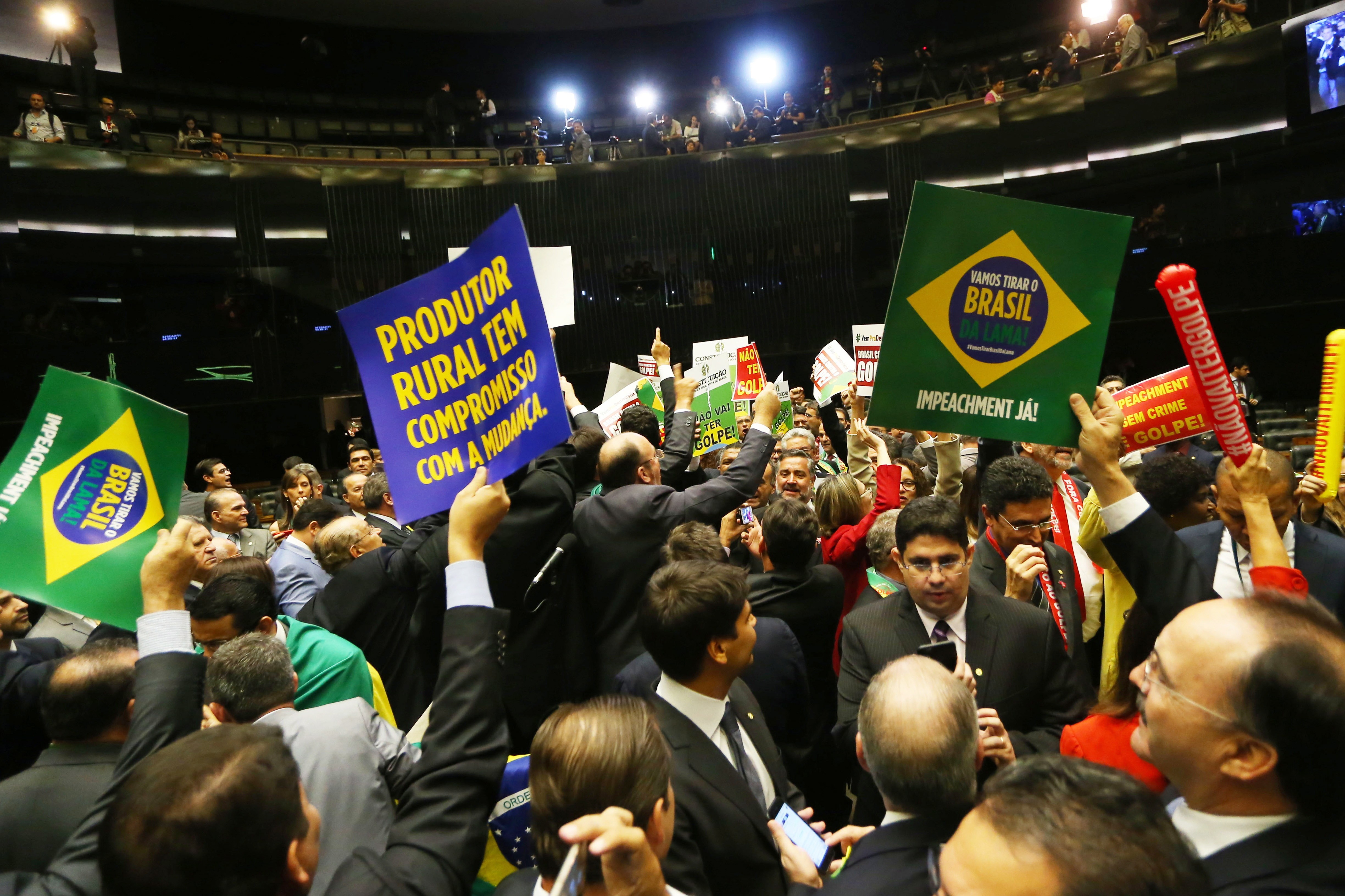 Confusão na Câmara durante o início da votação do impeachment