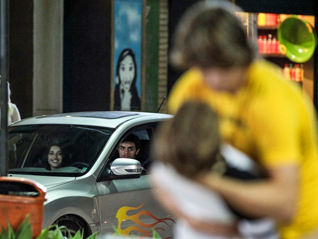 Cobra não gosta nada de ver Karina beijando Pedro (Foto: Camila Camacho / TV Globo)