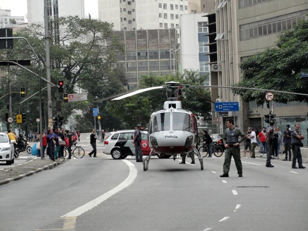 Helicóptero da PM bloqueia Rua da Consolação durante resgate nesta segunda-feira (18). (Foto: Thiago Claro/Arquivo Pessoal)