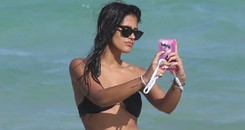 Antônia Morais vai à praia em Miami e tira fotos de si mesma (AKM GSI)