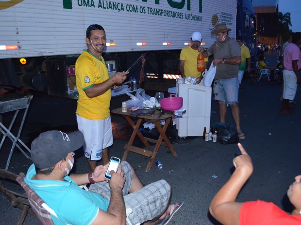 Caminhoneiros realizaram uma churrascada ao final do protesto (Foto: Marcelo Marques/G1)