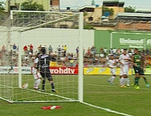 O polêmico gol do América-MG contra o Guarani-MG (Foto: Premiere FC)