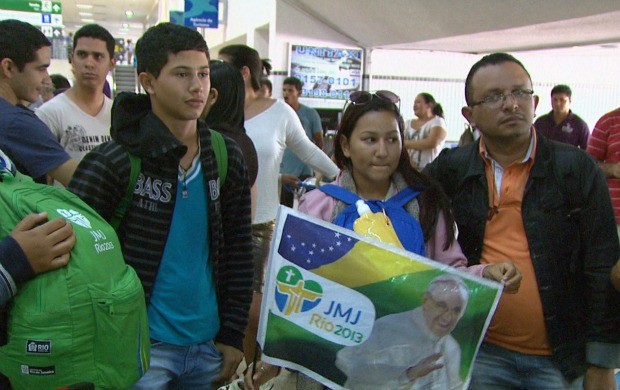 Jovens desembarcaram no Aeroporto Internacional de Boa Vista (Foto: Bom Dia Amazônia)