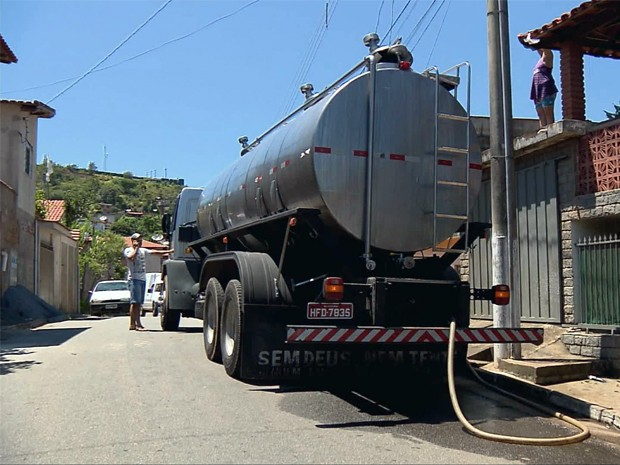 Caminhões-pipa distribuem água para população de Cambuquira (Foto: Claudemir Camilo / EPTV)