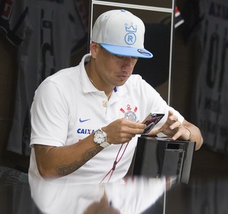 Ralf participa de treino com bola e apresenta evolução física