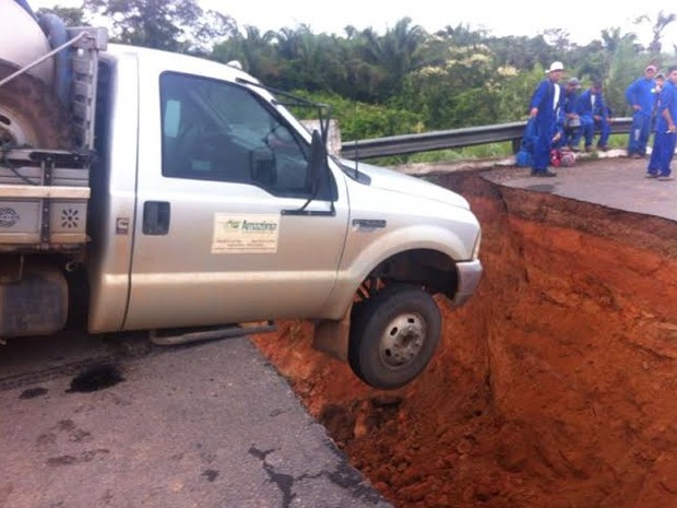A cratera que abriu na TO-201 tem seis metros de largura e seis de profundidade (Foto: Airle Heringer Júnior/Arquivo Pessoal) A cratera que abriu na TO-201 tem seis metros de largura e seis de profundidade (Foto: Airle Heringer Júnior/Arquivo Pessoal)
