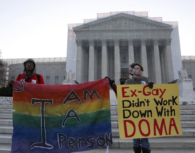 Ativistas pró-casamento gay fazem vigília diante do prédio da Suprema Corte dos EUA nesta terça-feira (26) em Washington (Foto: AFP)