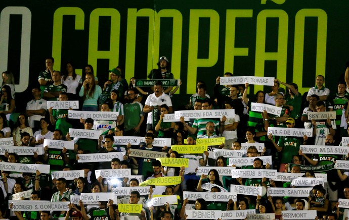 Torcedores Chapecoense Arena Condá (Foto: Reuters) Torcedores Chapecoense Arena Condá (Foto: Reuters)