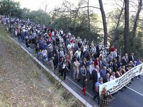 Moradores de Pierrefeu, na França, protestam neste sábado (8) contra a criação de um centro de recepção de imigrantes (Foto: AP Foto/Philippe Farjon) Moradores de Pierrefeu, na França, protestam neste sábado (8) contra a criação de um centro de recepção de imigrantes (Foto: AP Foto/Philippe Farjon)