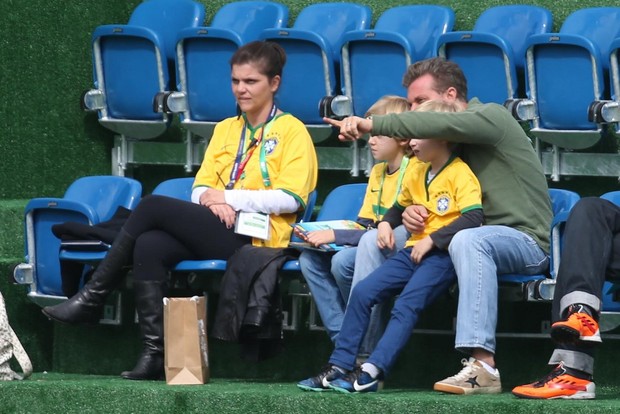 Luciano Huck e filhos em treino da seleção brasileira (Foto: Vanessa Carvalho / AgNews)