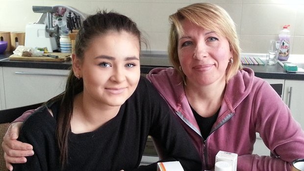 A ucraniana Liza Yaroshenko, de 14 anos, e sua mãe adotiva, Oksana (Foto: BBC)