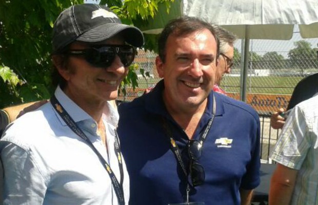 Presidente da Chevrolet posa ao lado de Emerson Fittipaldi (Foto: Divulgação)