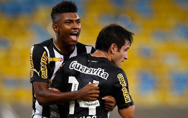 Vitinho e Lodeiro gol Botafogo (Foto: Guito Moreto / O Globo)