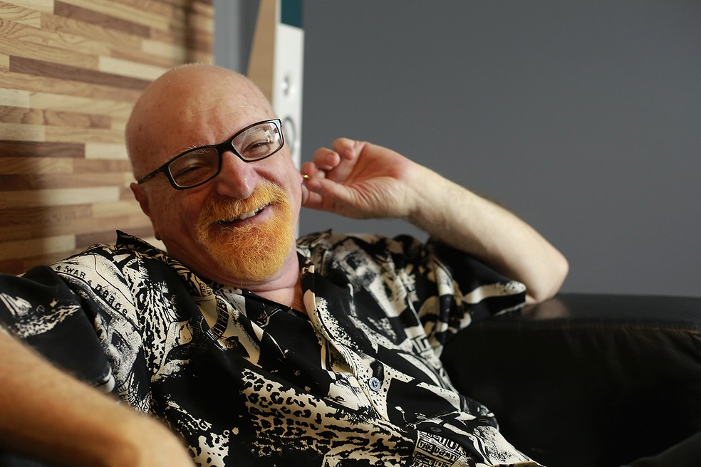 Kid Vinil posa em sua casa em São Paulo, em setembro de 2016 (Foto: Alessandra Gerzoschkowitz/EGO)