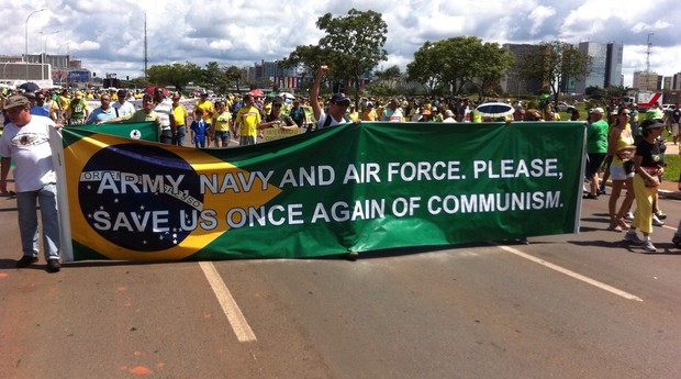 Na Esplanada dos Ministérios, em Brasília, manifestantes pedem intervenção militar (Foto: Thiago Bronzatto)