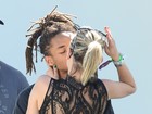 Jaden Smith e Sarah Snyder beijam muito no Coachella