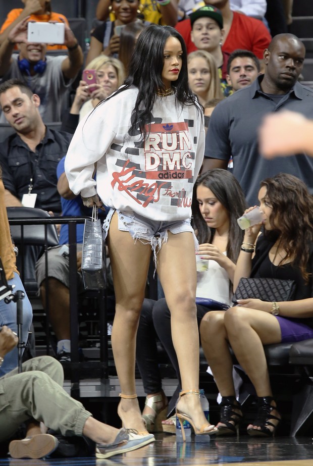 Rihanna em jogo de basquete em Nova York, nos Estados Unidos (Foto: Jerritt Clark/ Getty Images)