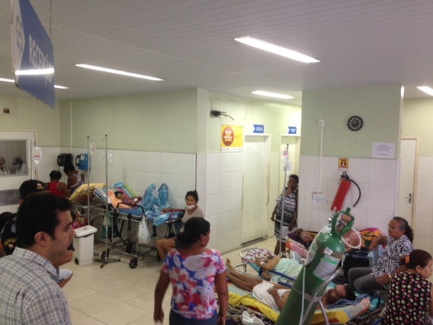 Pacientes são acomodados em macas na recepção do Socorrão I (Foto: Alex Barbosa/TV Mirante)