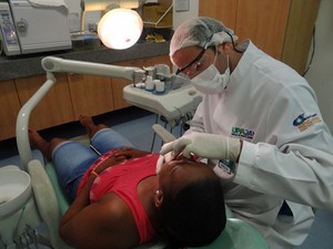 O ex-jogador de futebol e comentarista esportivo Lúcio Surubim também trabalha como dentista. (Foto: Luna Markman / G1)
