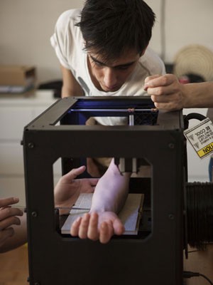 Francês se voluntaria para testar impressora 3D transformada para fazer tatuagens. (Foto: Divulgação/Arquivo Pessoal/Pierre Emm)